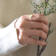 画像8: 春の新作【金属アレルギー対応】天然カラー　ミモザ　イエロープレナイト　オーバル　カボション　SVリング(指輪）  (8)