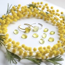 画像1: 春の新作【金属アレルギー対応】天然カラー　ミモザ　イエロープレナイト　オーバル　カボション　SVリング(指輪）  (1)