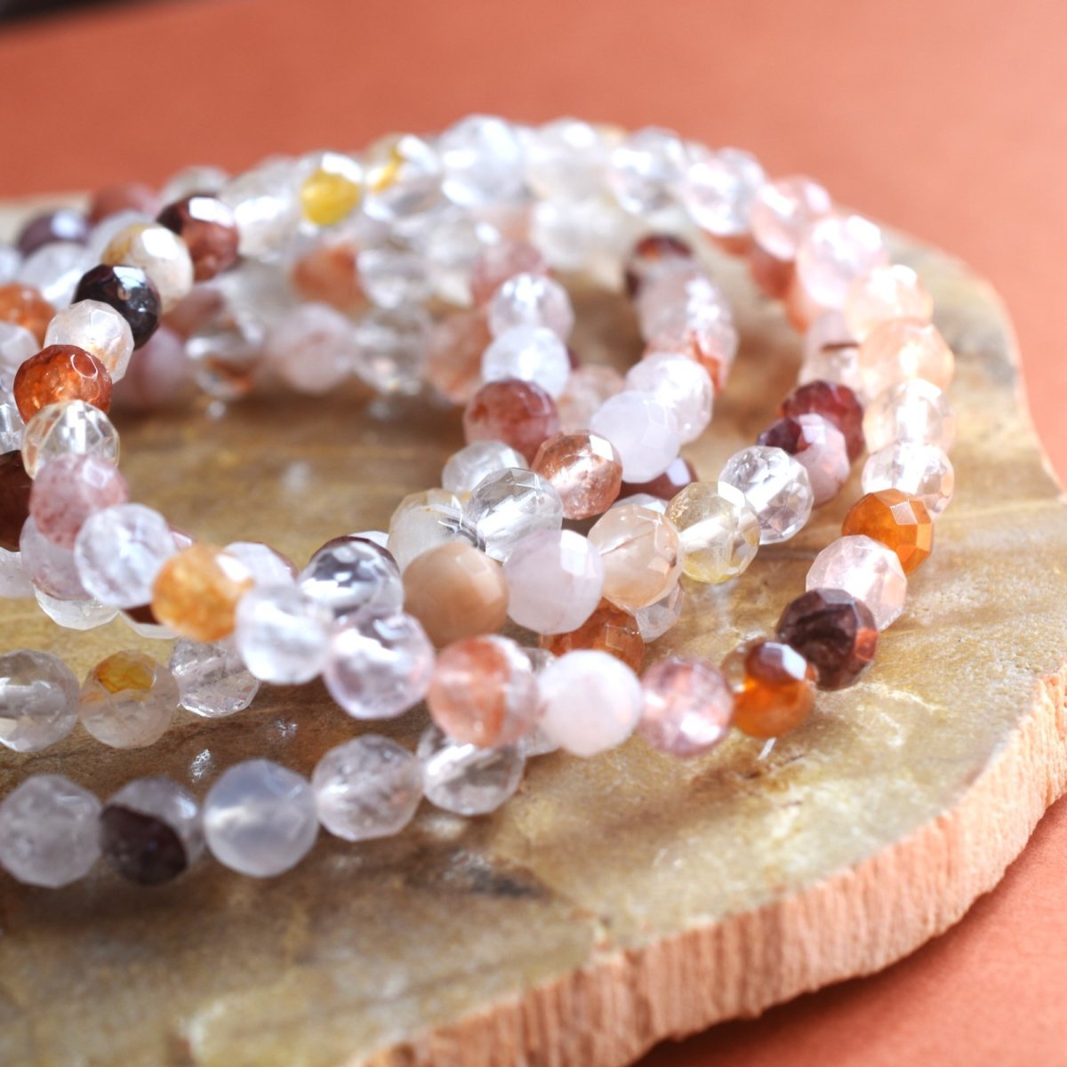 画像1: 人気完売品再入荷！【限定13】新年度お守りに♪　レッド系　ヒマラヤ　パールヴァティー渓谷産　マニカラン水晶ブレスレット  (1)