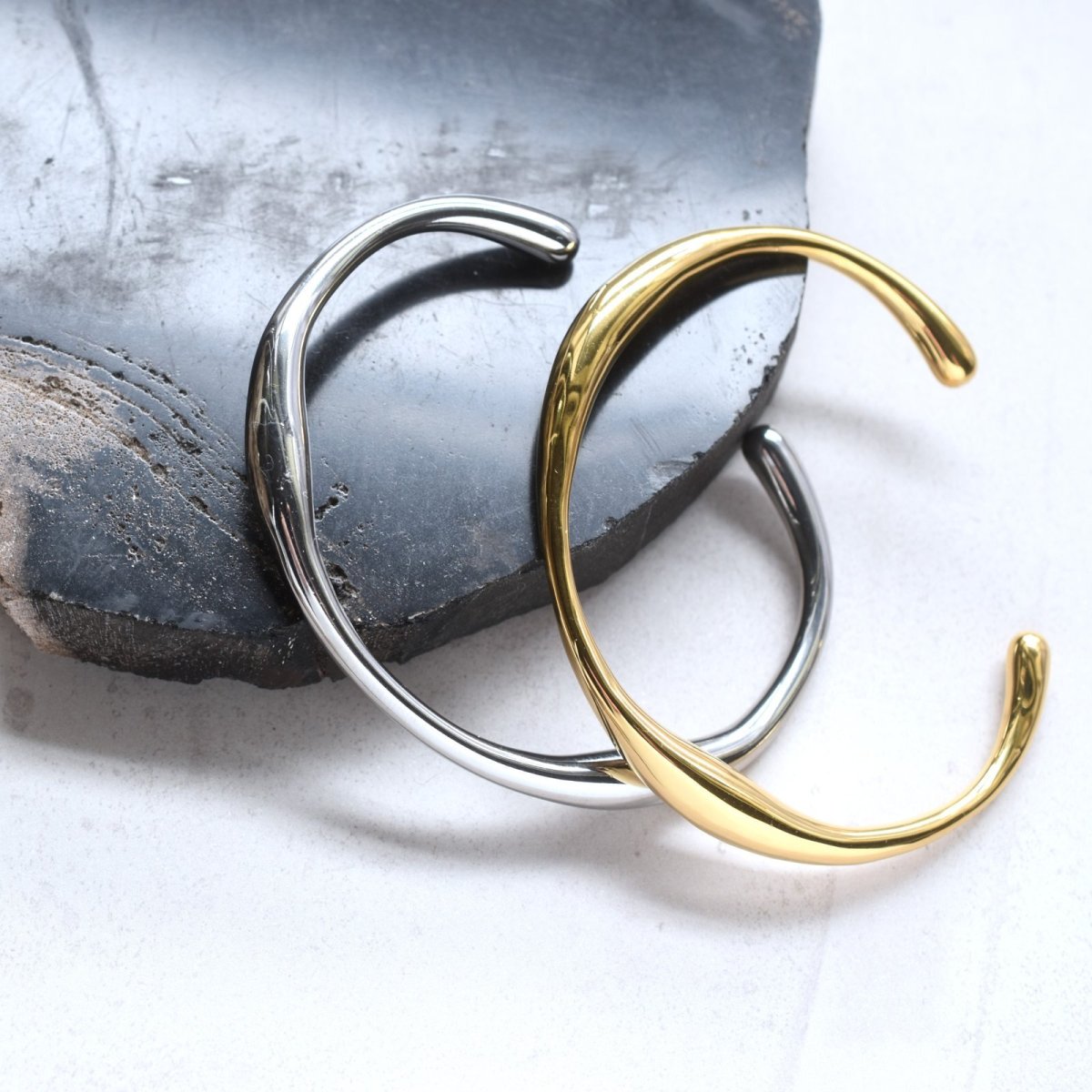 画像1: 春の新作【汗のかく季節に！】ウェーブライン　サージカルステンレス製　バングル・ブレスレット　 (1)