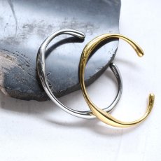 画像1: 春の新作【汗のかく季節に！】ウェーブライン　サージカルステンレス製　バングル・ブレスレット　 (1)