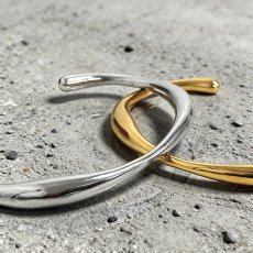 画像2: 春の新作【汗のかく季節に！】ウェーブライン　サージカルステンレス製　バングル・ブレスレット　 (2)