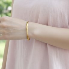 画像9: 春の新作【汗のかく季節に！】ウェーブライン　サージカルステンレス製　バングル・ブレスレット　 (9)