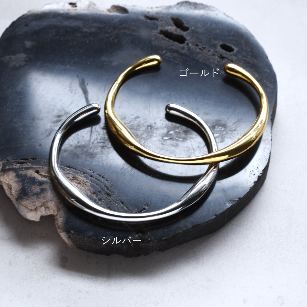 画像3: 春の新作【汗のかく季節に！】ウェーブライン　サージカルステンレス製　バングル・ブレスレット　 (3)