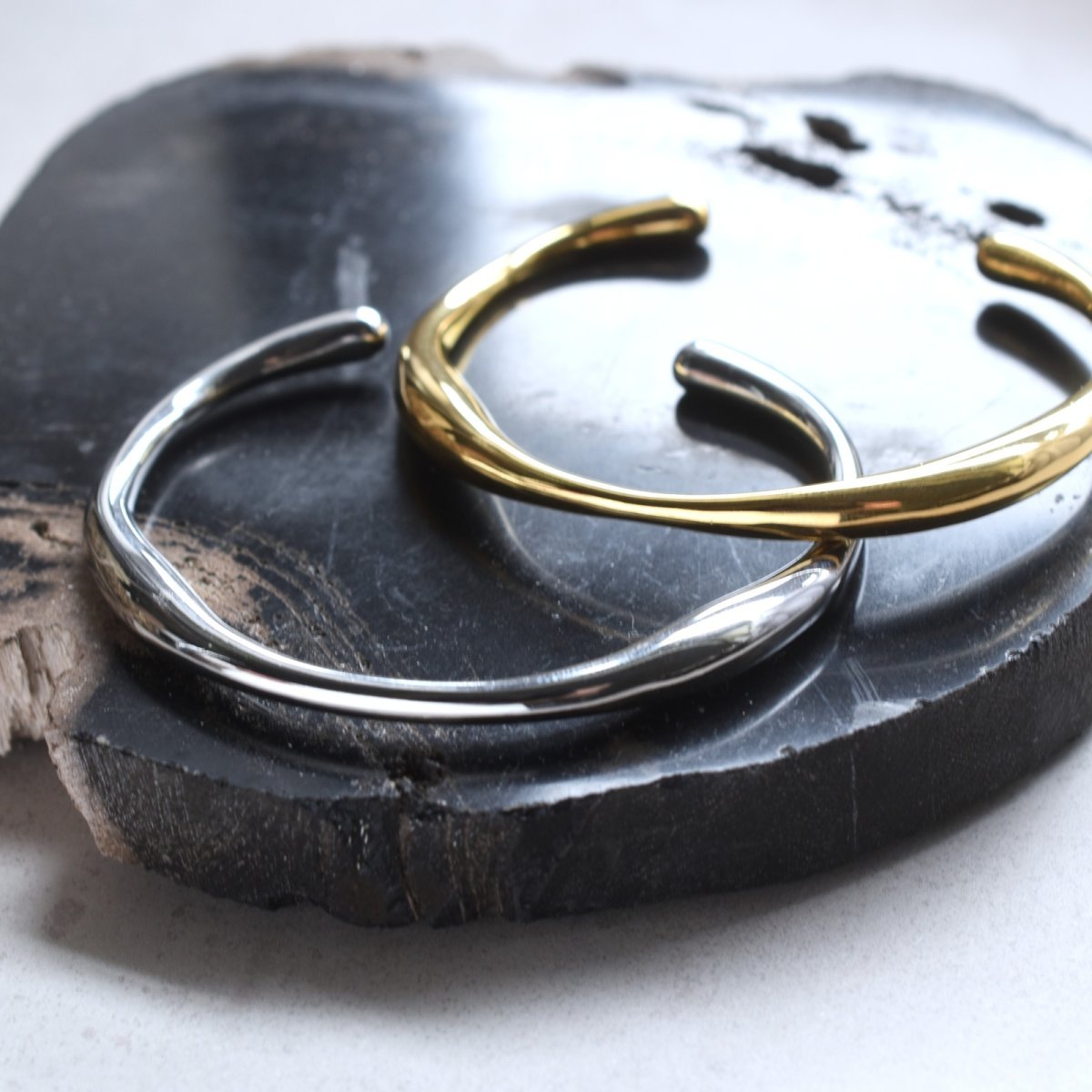 画像5: 春の新作【汗のかく季節に！】ウェーブライン　サージカルステンレス製　バングル・ブレスレット　 (5)