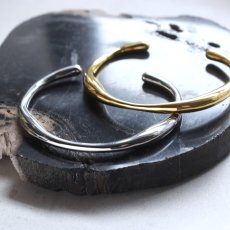 画像5: 春の新作【汗のかく季節に！】ウェーブライン　サージカルステンレス製　バングル・ブレスレット　 (5)