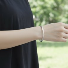 画像8: 春の新作【汗のかく季節に！】ウェーブライン　サージカルステンレス製　バングル・ブレスレット　 (8)