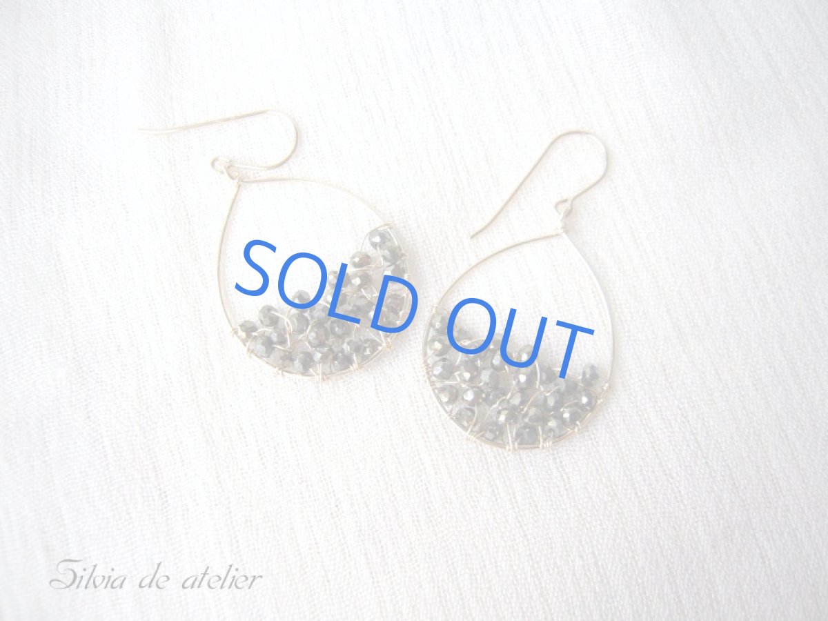 画像2: コーティングブラックスピネル ティアドロップ型ピアス (2)